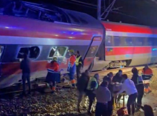 스페인에서 약 400명의 승객을 태운 고속열차 두 대가 정면으로 충돌하는 대형 사고가 발생했다. [사진=AFP/연합뉴스]