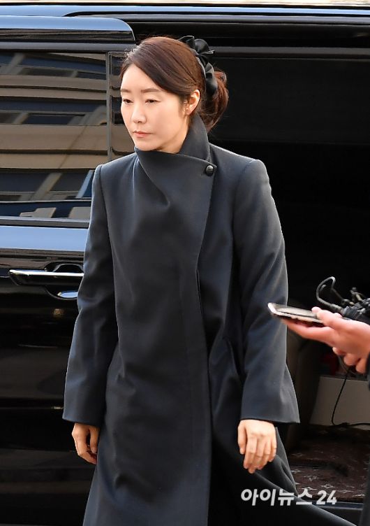 김경 서울시의원의 공천 대가로 1억원을 받았다는 의혹을 받고 있는 강선우 무소속 의원이 20일 서울 마포구 서울경찰청 공공범죄수사대로 출석하고 있다. [사진=곽영래 기자]