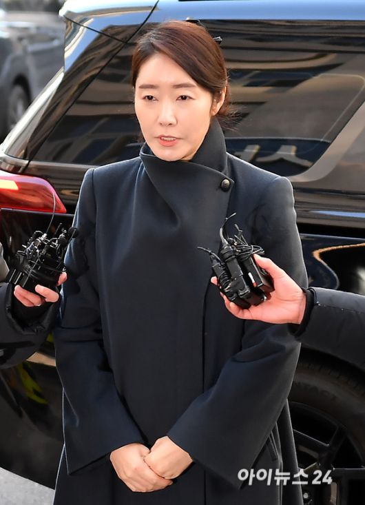 김경 서울시의원의 공천 대가로 1억원을 받았다는 의혹을 받고 있는 강선우 무소속 의원이 20일 서울 마포구 서울경찰청 공공범죄수사대로 출석하고 있다. [사진=곽영래 기자]