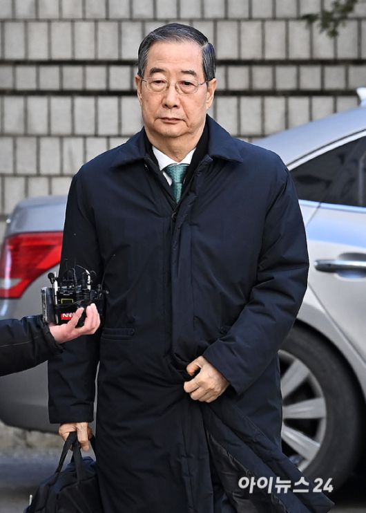 내란 우두머리 방조 혐의를 받는 한덕수 전 국무총리가 21일 서울중앙지법에서 열린 1심 선고 공판에 출석하고 있다. [사진=곽영래 기자]