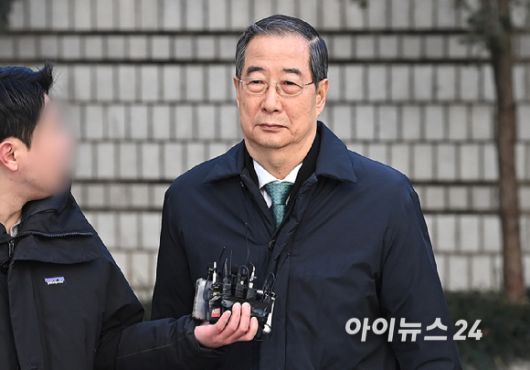 내란 우두머리 방조 혐의를 받는 한덕수 전 국무총리가 21일 서울중앙지법에서 열린 1심 선고 공판에 출석하고 있다. [사진=곽영래 기자]