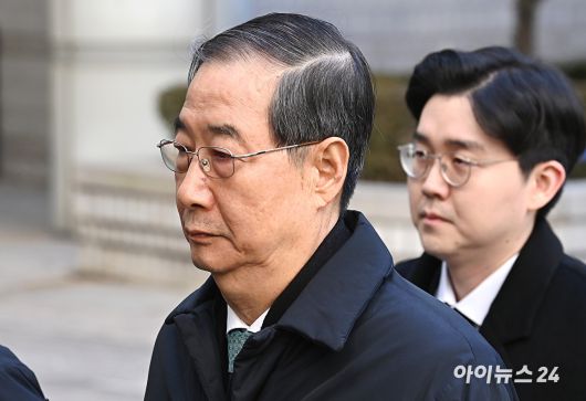 내란 우두머리 방조 혐의를 받는 한덕수 전 국무총리가 21일 서울중앙지법에서 열린 1심 선고 공판에 출석하고 있다. [사진=곽영래 기자]