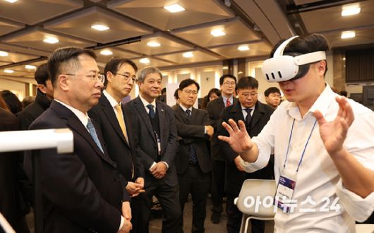 21일 서울 코엑스 아셈 볼룸에서 열린 ‘CES AI 혁신 플라자’에 참가한 주요인사들이 행사에 참가한 혁신기업 부스를 둘러보고 있다. [사진=산업통상부, 코트라]