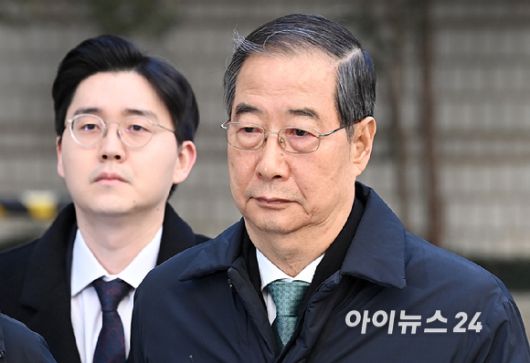 내란 우두머리 방조 혐의를 받는 한덕수 전 국무총리가 21일 서울중앙지법에서 열린 1심 선고 공판에 출석하고 있다. [사진=곽영래 기자]