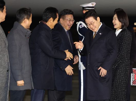 일본 방문 일정을 마치고 귀국한 이재명 대통령이 지난 14일 성남 서울공항에서 더불어민주당 정청래 대표와 인사하고 있다. 정 대표 왼쪽은 한병도 원내대표. 2026.1.14 [사진=연합뉴스]