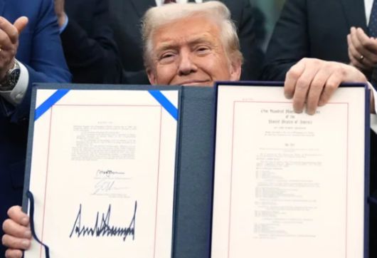 지난 12일(현지시간) 도널드 트럼프 미국 대통령이 의회에서 통과된 임시예산안에 서명했다. [사진=AP/연합뉴스]