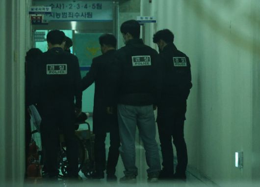 지난해 3월 7일 대전서부경찰서에서 첫 대면조사를 마친 대전 초등생 살해 교사 명재완이 조사실을 나오고 있다. 경찰들이 그를 유치장에 입감하기 위해 이동시키고 있다. [사진=연합뉴스]