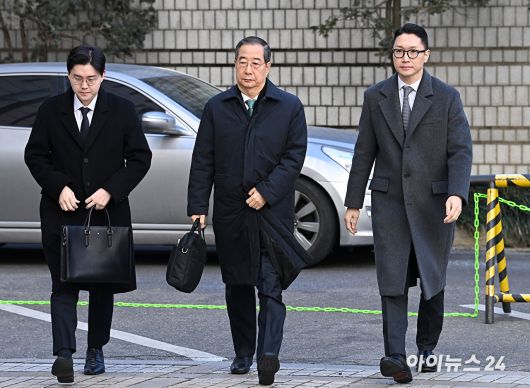 내란 우두머리 방조 혐의를 받는 한덕수 전 국무총리가 21일 서울중앙지법에서 열린 1심 선고 공판에 출석하고 있다. [사진=곽영래 기자]