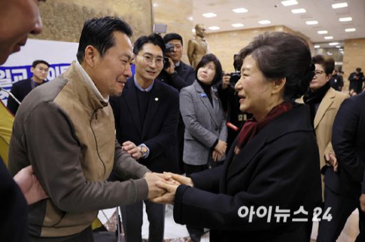 박근혜 전 대통령이 22일 쌍특검(통일교·민주당 공천 뇌물 특검)을 요구하며 8일째 단식을 이어가는 국민의힘 장동혁 대표의 단식 현장을 방문해 대화를 나누고 있다. [사진=곽영래 기자]