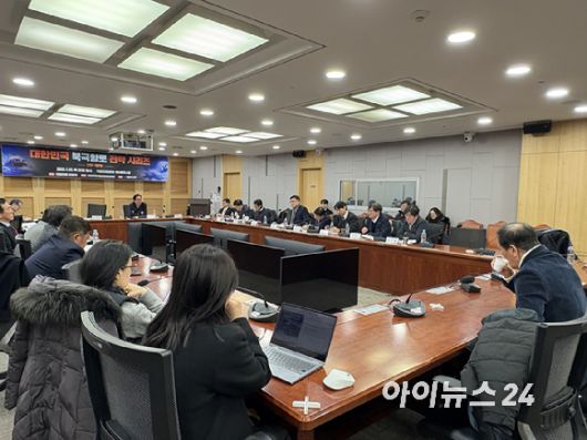 22일 국회에서 김정재 국민의힘 의원이 주최하고 사단법인 한국북극항로협회가 주관한 '대한민국 북극항로 전략 시리즈(3차 정책)' 세미나가 열렸다. [사진=권서아 기자]