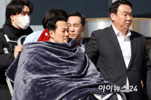 통일교·공천헌금 '쌍특검'을 요구하며 8일째 단식을 진행 중인 장동혁 국민의힘 대표가 22일 서울 여의도 국회에서 단식을 중단하고 병원으로 이송되고 있다. [사진=곽영래 기자]