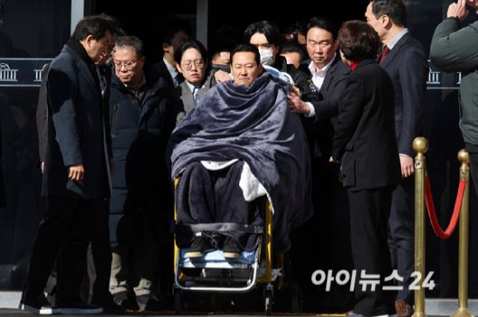 통일교·공천헌금 '쌍특검'을 요구하며 8일째 단식을 진행 중인 장동혁 국민의힘 대표가 22일 서울 여의도 국회에서 단식을 중단하고 병원으로 이송되고 있다. [사진=곽영래 기자]