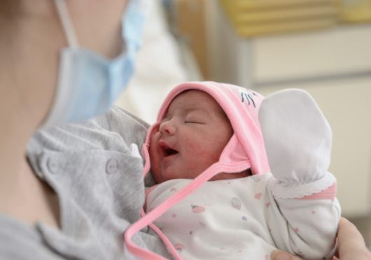 막내는 육아를 이유로 부모에게 돈을 받아 왔다고 한다. 사진은 본 기사 내용과 무관. [사진=EPA/연합뉴스]