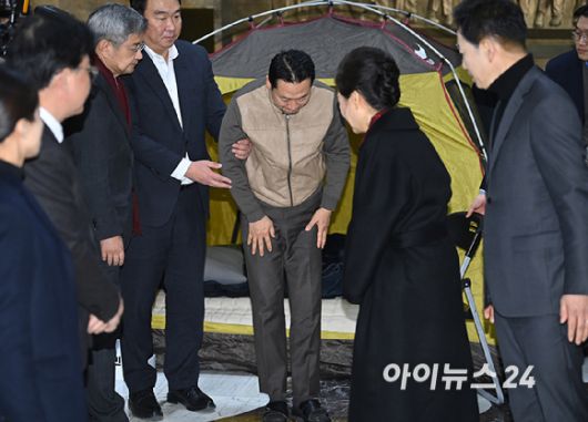 박근혜 전 대통령이 22일 쌍특검(통일교·민주당 공천 뇌물 특검)을 요구하며 8일째 단식을 이어가는 국민의힘 장동혁 대표의 단식 현장을 방문해 대화를 나누고 있다. [사진=곽영래 기자]