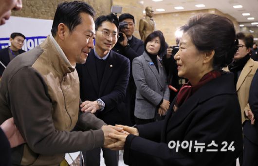 박근혜 전 대통령이 22일 쌍특검(통일교·민주당 공천 뇌물 특검)을 요구하며 8일째 단식을 이어가는 국민의힘 장동혁 대표의 단식 현장을 방문해 대화를 나누고 있다. [사진=곽영래 기자]