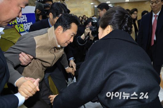 박근혜 전 대통령이 22일 쌍특검(통일교·민주당 공천 뇌물 특검)을 요구하며 8일째 단식을 이어가는 국민의힘 장동혁 대표의 단식 현장을 방문해 대화를 나누고 있다. [사진=곽영래 기자]