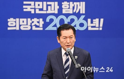 정청래 더불어민주당 대표가 22일 국회에서 긴급 기자회견을 열고 조국혁신당과의 합당을 제안하고 있다. [사진=곽영래 기자]
