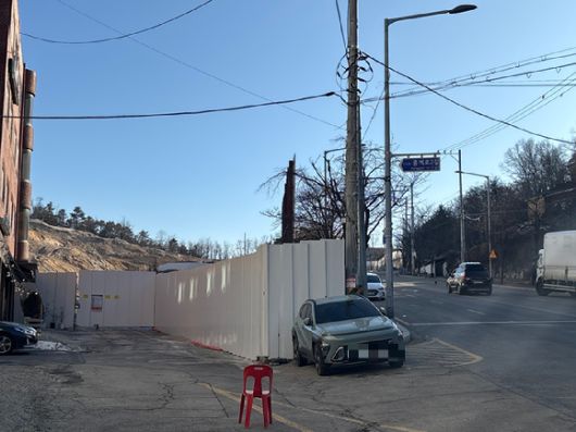 1월 21일 서울 노원구 백사마을 재개발 현장에 펜스가 설치되어 있다. [사진=김민지 기자]