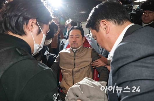통일교·공천헌금 '쌍특검'을 요구하며 8일째 단식을 진행 중인 장동혁 국민의힘 대표가 22일 서울 여의도 국회에서 단식을 중단하고 병원으로 이송되고 있다. [사진=곽영래 기자]