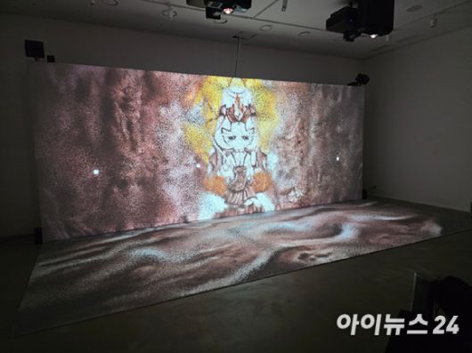 22일 서울 인사동 아라아트센터에서 '쿠키런: 킹덤 아트 콜라보 프로젝트 특별전 - 위대한 왕국의 유산' 언론공개 전시가 열리고 있다. 사진은 전시물 모습. [사진=박정민 기자]