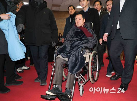 통일교·공천헌금 '쌍특검'을 요구하며 8일째 단식을 진행 중인 장동혁 국민의힘 대표가 22일 서울 여의도 국회에서 단식을 중단하고 병원으로 이송되고 있다. [사진=곽영래 기자]