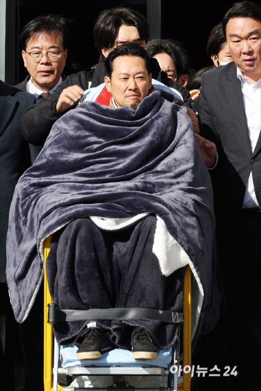 통일교·공천헌금 '쌍특검'을 요구하며 8일째 단식을 진행 중인 장동혁 국민의힘 대표가 22일 서울 여의도 국회에서 단식을 중단하고 병원으로 이송되고 있다. [사진=곽영래 기자]