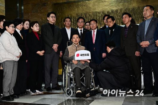 통일교·공천헌금 '쌍특검'을 요구하며 8일째 단식을 진행 중인 장동혁 국민의힘 대표가 22일 서울 여의도 국회에서 단식을 중단하고 발언하고 있다. [사진=곽영래 기자]