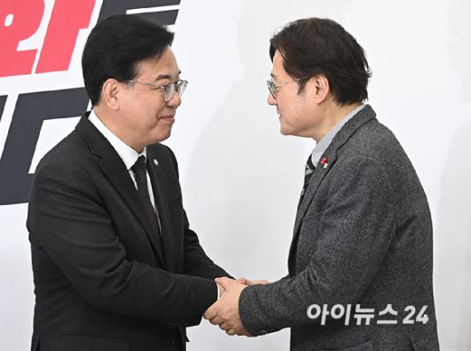 송언석 국민의힘 원내대표가 22일 서울 여의도 국회에서 홍익표 청와대 정무수석을 접견하고 있다. [사진=곽영래 기자]