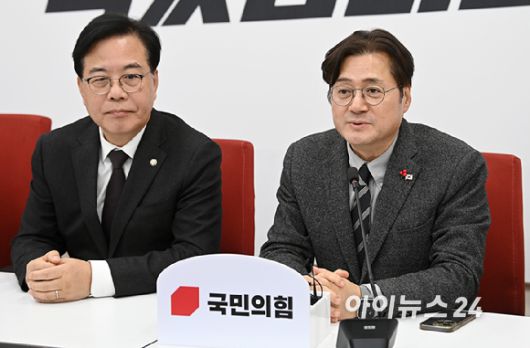 송언석 국민의힘 원내대표가 22일 서울 여의도 국회에서 홍익표 청와대 정무수석을 접견하고 있다. [사진=곽영래 기자]