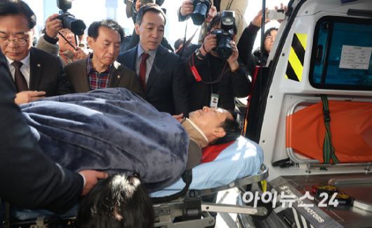 통일교·공천헌금 '쌍특검'을 요구하며 8일째 단식을 진행 중인 장동혁 국민의힘 대표가 22일 서울 여의도 국회에서 단식을 중단하고 병원으로 이송되고 있다. [사진=곽영래 기자]