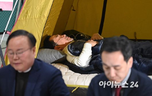통일교·공천헌금 '쌍특검' 입법을 요구하며 단식 투쟁에 나선 지 8일 차를 맞은 국민의힘 장동혁 대표가 22일 국회 로텐더홀 텐트 안에 누워있다. [사진=곽영래 기자]