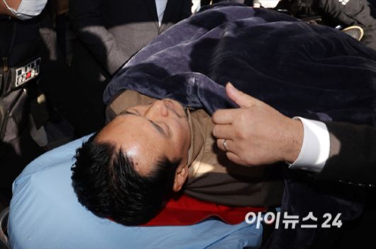 통일교·공천헌금 '쌍특검'을 요구하며 8일째 단식을 진행 중인 장동혁 국민의힘 대표가 22일 서울 여의도 국회에서 단식을 중단하고 병원으로 이송되고 있다. [사진=곽영래 기자]