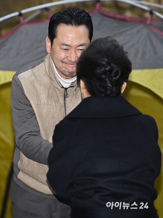 박근혜 전 대통령이 22일 쌍특검(통일교·민주당 공천 뇌물 특검)을 요구하며 8일째 단식을 이어가는 국민의힘 장동혁 대표의 단식 현장을 방문해 대화를 나누고 있다. [사진=곽영래 기자]