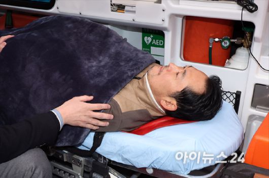 통일교·공천헌금 '쌍특검'을 요구하며 8일째 단식을 진행 중인 장동혁 국민의힘 대표가 22일 서울 여의도 국회에서 단식을 중단하고 병원으로 이송되고 있다. [사진=곽영래 기자]