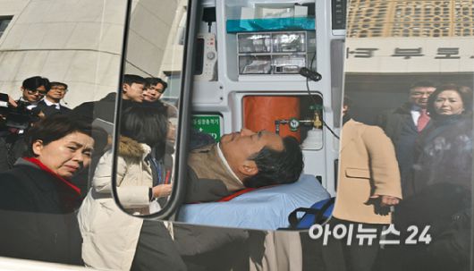 통일교·공천헌금 '쌍특검'을 요구하며 8일째 단식을 진행 중인 장동혁 국민의힘 대표가 22일 서울 여의도 국회에서 단식을 중단하고 병원으로 이송되고 있다. [사진=곽영래 기자]