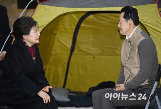 박근혜 전 대통령이 22일 쌍특검(통일교·민주당 공천 뇌물 특검)을 요구하며 8일째 단식을 이어가는 국민의힘 장동혁 대표의 단식 현장을 방문해 대화를 나누고 있다. [사진=곽영래 기자]