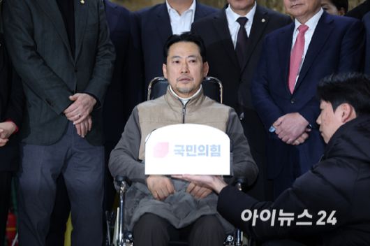 통일교·공천헌금 '쌍특검'을 요구하며 8일째 단식을 진행 중인 장동혁 국민의힘 대표가 22일 서울 여의도 국회에서 단식을 중단하고 발언하고 있다. [사진=곽영래 기자]