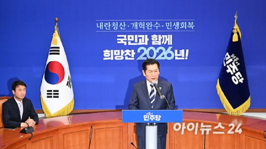 정청래 더불어민주당 대표가 22일 국회에서 긴급 기자회견을 열고 조국혁신당과의 합당을 제안하고 있다. [사진=곽영래 기자]