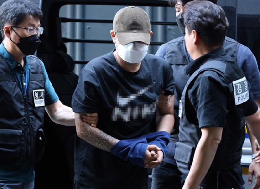 대전 교제살인 사건 피의자 장재원이 경찰에 체포돼 대전서부경찰서로 들어서고 있다.  [사진=연합뉴스]