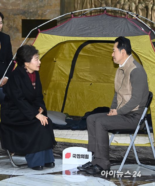박근혜 전 대통령이 22일 쌍특검(통일교·민주당 공천 뇌물 특검)을 요구하며 8일째 단식을 이어가는 국민의힘 장동혁 대표의 단식 현장을 방문해 대화를 나누고 있다. [사진=곽영래 기자]