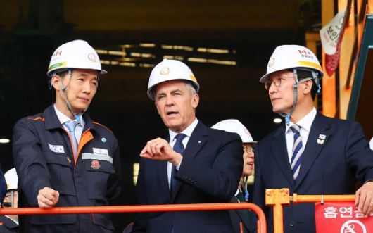 김민석 국무총리(오른쪽부터)와 마크 카니 캐나다 총리가 경남 거제 한화오션 거제조선소에서 조립공장을 시찰하고 있다. 왼쪽은 김동관 한화그룹 부회장. [사진=연합뉴스]