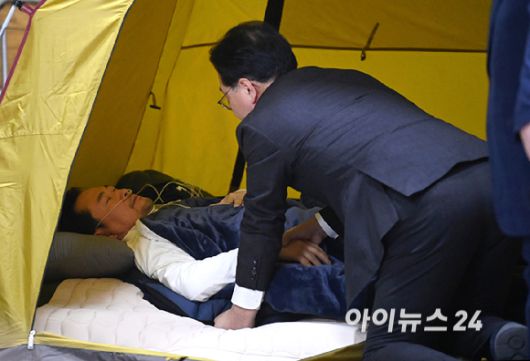 송언석 국민의힘 원내대표가 22일 서울 여의도 국회 로텐더홀 단식 농성장에 마련된 텐트 안에서 통일교·공천헌금 '쌍특검' 수용을 요구하며 여드레째 단식 중인 국민의힘 장동혁 대표를 살펴보고 있다. [사진=곽영래 기자]