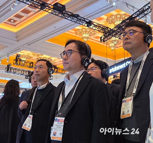 장덕현 삼성전기 사장이 지난 6일(현지시간) 미국 라스베이거스 윈 호텔에 마련된 삼성전자 단독 전시관을 살펴보고 있다.  [사진=박지은 기자]