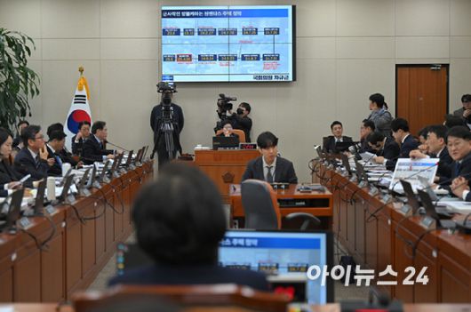 이혜훈 기획예산처 장관 후보자가 23일 오전 서울 여의도 국회 재정경제기획위원회에서 열린 인사청문회에서 차규근 조국혁신당 의원의 자료를 보고 있다. [사진=곽영래 기자]