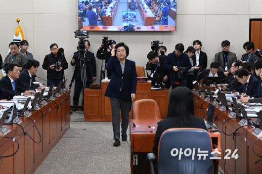 이혜훈 기획예산처 장관 후보자가 23일 오전 서울 여의도 국회 재정경제기획위원회에서 열린 인사청문회에서 임이자 위원장에게 선서문을 전달한 뒤 자리로 이동하고 있다. [사진=곽영래 기자]