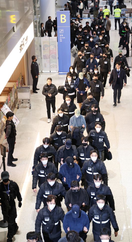 캄보디아에서 스캠(scam·사기), 인질강도 등 범행을 저지른 한국인 범죄 조직원들이 23일 인천국제공항을 통해 국내로 송환돼 수사기관으로 압송되고 있다. [사진=연합뉴스]