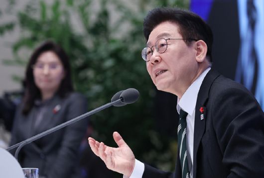 이재명 대통령이 지난 21일 청와대 영빈관에서 열린 신년기자회견에서 발언하고 있다. [사진=연합뉴스]