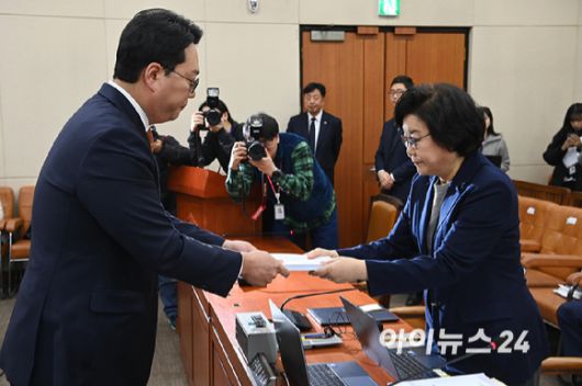 이혜훈 기획예산처 장관 후보자가 23일 오전 서울 여의도 국회 재정경제기획위원회에서 열린 인사청문회에서 천하람 개혁신당 의원에게 비망록을 전달받고 있다.