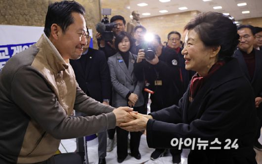 박근혜 전 대통령이 22일 쌍특검(통일교·민주당 공천 뇌물 특검)을 요구하며 8일째 단식을 이어가는 국민의힘 장동혁 대표의 단식 현장을 방문해 대화를 나누고 있다. [사진=곽영래 기자]