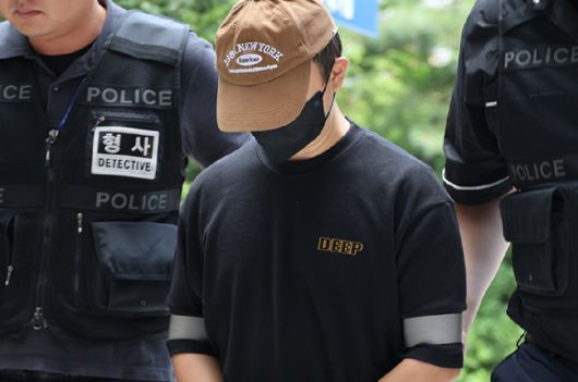 남편의 신체 중요 부위를 절단한 50대 여성의 범행에 가담한 30대 사위가 지난해 8월 2일 구속 전 피의자 심문(영장실질심사)이 열리는 인천지법에 들어서고 있다. [사진=연합뉴스]